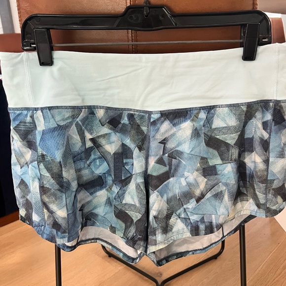 Lululemon Speed Up Short 4” inseam Size10 - Picture 1 of 5